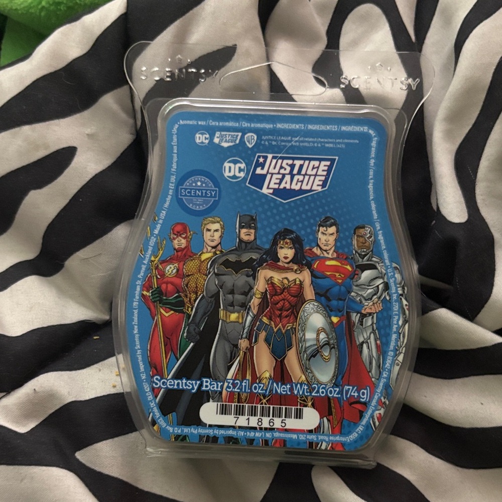 Scentsy Justice League Wax Bar - Blue and Red